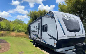 Freedom Express Ultra Lite: Freedom Express 288BHDS – 5+ Berth Family Bunkhouse Caravan NZ | Lithium Battery