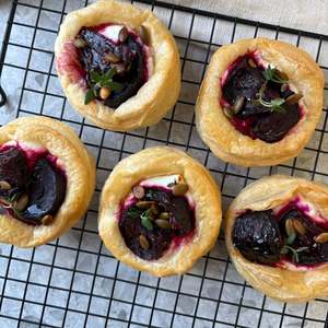 Christmas Fingerfood: Open tarts - beetroot & goats cheese