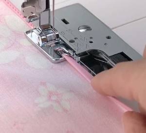 Singer Rolled Hem 2mm Snap-On Presser Foot