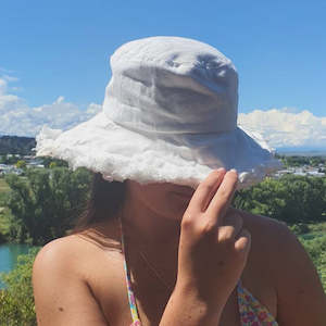 Hats Gloves: Bucket Hat - White