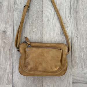Rugged Hide: Leather Bag - Parker | Ochre