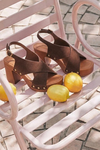 Los Cabos: Los Cabos Anabella Studded Platform Heel Chestnut