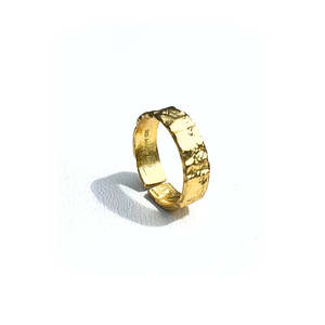 Lindi Kingi Hammered Ring - Gold