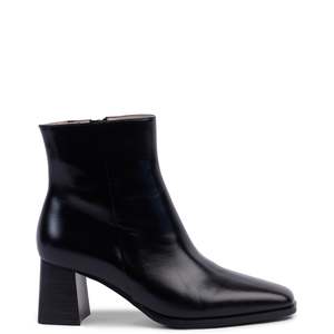 Kathryn Wilson Bryant Boot - Black Hi-Shine
