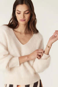 Cable Melbourne Brushed Cashwool V Jumper - Parchment