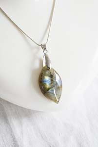 Vintage Retro: Gorgeous Labradorite pendant on silver toned snake chain