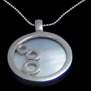 Necklace Pendants: Circles Pearl Shell Necklace
