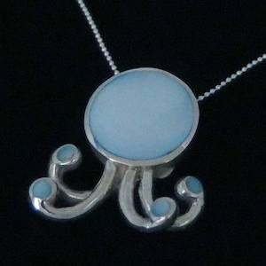 Necklace Pendants: Curly Pearl Shell Necklace