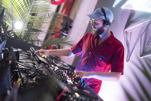 Dj Bookings: HIRE SMALL RAVE!