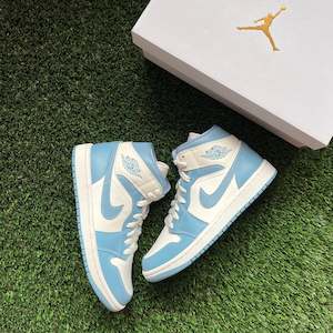 Size 7w: JORDAN 1 MID "UNC"
