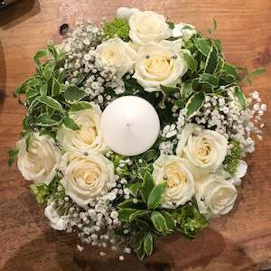 Christmas Gift Ideas: Classic White & Green Table Centrepiece