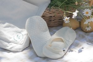 Products: The Daisy Collection: Ballet Style Ankle Pilates Socks - SO Fitness