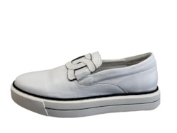 New Arrivals 1: Django & Juliette Yinnit