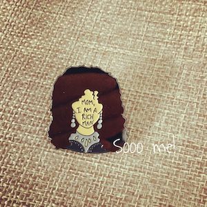 Products: Enamel Pin – Mom, I am a rich man – Sooo me