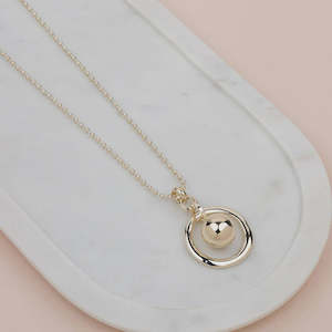 Necklaces: Gold Circle Necklace