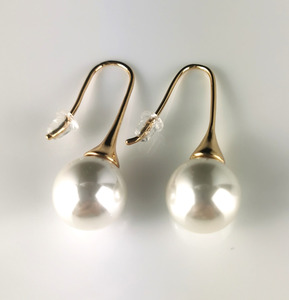 Jewellery: SHE Gold Pearl Earrings