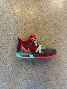 Team And Court Sports: Burgundy Nike Basketball shoes, EU 36 / US 4