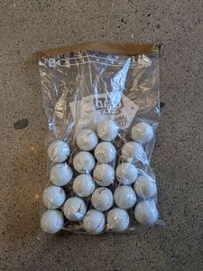 Golf: White Titleist Pro V1 / Pro V1x