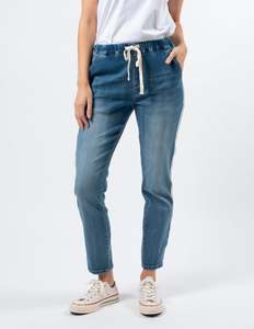 Denim Collection: STELLA ESSENTIALS Tavi Jeans - Mid Blue