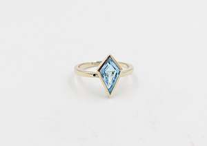 Gold Ladies Rings: 9ct Gold Ladies Kite shape SYR8037