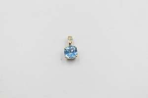 9ct Gold Genuine Blue Topaz Pendent SYP787