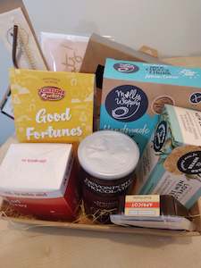 Gift Baskets: Foodie Favourites Deluxe Gift Basket