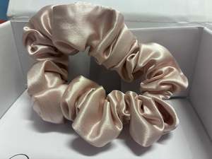 Manuka Dreams pure silk scrunchie - Pink