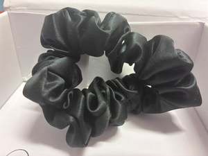 Manuka Dreams pure silk scrunchie - Black