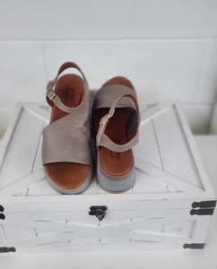 Shoes: Isabella | Daydream - Taupe