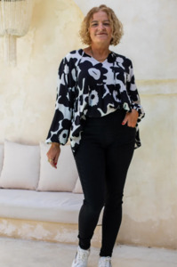 Bee Maddison: Bee Maddison | Jane Shirt - Black/White Floral