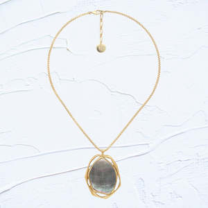 Ori Tao 1: OT1531960 REFLET    golden necklace with black lip pendant