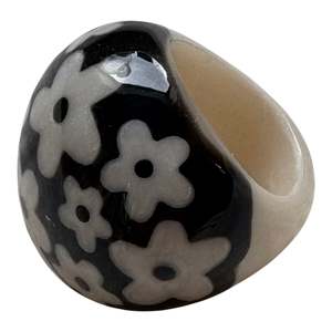 R0050L Black & White Daisy Circular Ring Lge