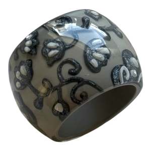 8890603GREYQ0M Ivy Circular Ring Grey Lge