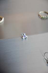 Knuckle Single Stud in Amethyst