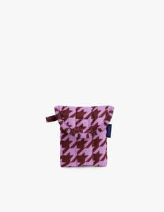 Tech Accessories: Puffy Earbuds Case - Pink Houndstooth
