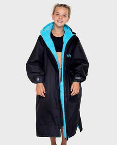 Swim Parka Jackets: DRYROBE ADVANCE YOUTH LONG SLEEVE - BLACK/BLUE