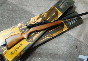 Gun Safes Bags And Fiream Accessories: BENJAMIN DURANGO WOOD SCOPED .22 AIR RIFLE