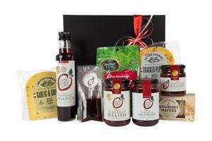 Ultra Premium Tamarillo gift box with cheese, nuts and crackers