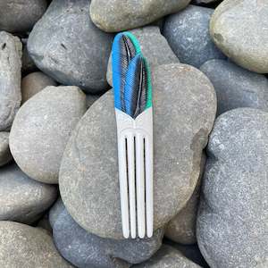 Taonga Jewellery Heru Comb: Coloured Huia Feathers