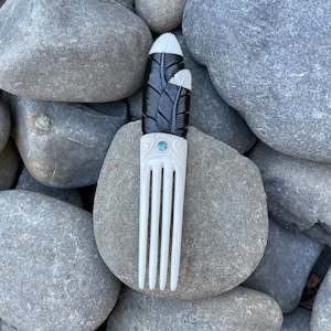 Taonga Jewellery Heru Comb: Huia Feather Heru