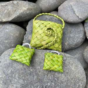 Taonga Jewellery Taniko Embroidered: Green Harakeke Set