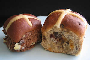 Bread Buns: Pandoro Traditional Hot Cross Buns