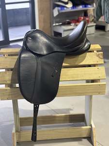 Second Hand: Santa Cruz 16.5" Dressage Saddle