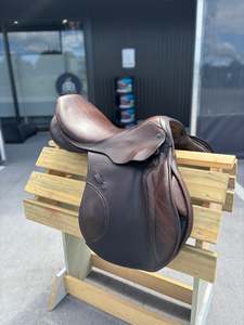 Second Hand: Stubben Roxane 17" (Med Wide)