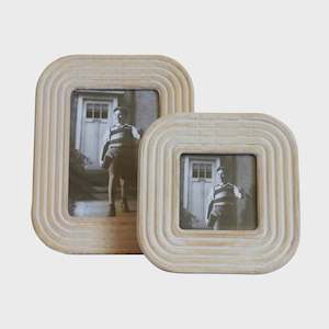 Frames: Wooden Frame w Ridged Detail