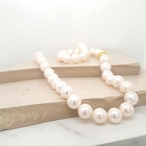 Pearl Necklaces: Freshwater Pearl Necklace