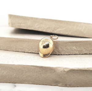 Estate Bracelets: Estate 9ct Yellow Gold Hat Charm