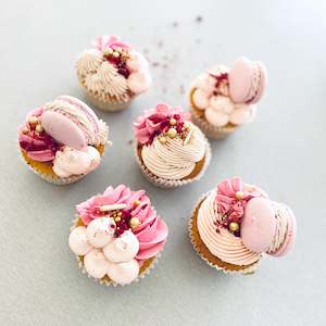 Cup Cakes: Deluxe Cupcakes