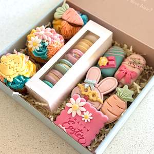 Deluxe Easter gift box - 3 cupcakes, 6 macarons, 3 cookies, 2 chocsicles