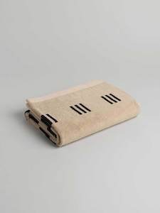 Baina: Claremont Bath Towel Sand & Noir